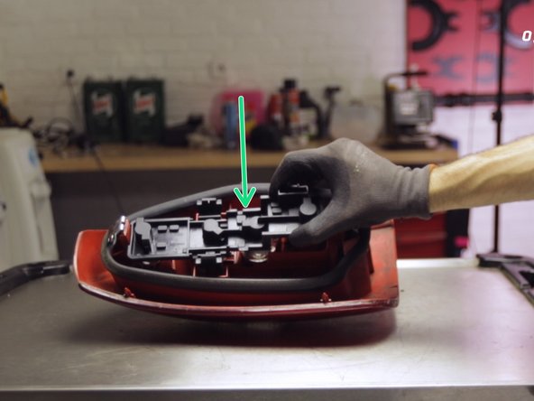 Pour replacer le panneau d'ampoules, presser les deux clips