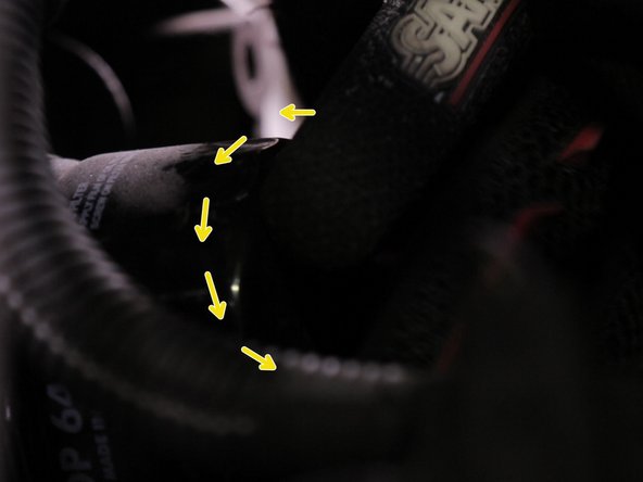 Terminer de dévisser le filtre à huile à la main