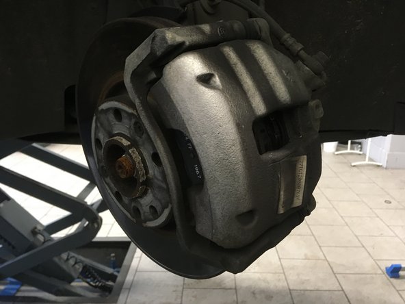 Visser la vis à l'aide du cliquet et de la douille de E17