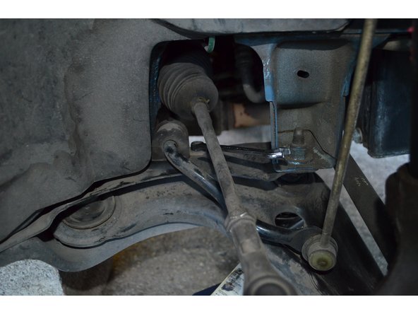 Avec une clé de 10mm, retirez les 2 vis.