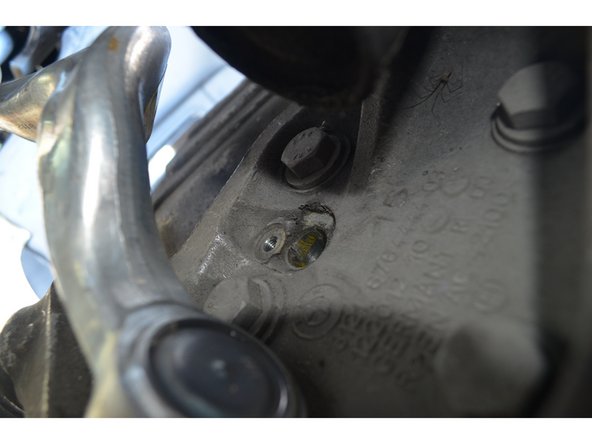 Nettoyez l'alésage à l'aide d'un chiffon puis enduisez-le de graisse Staburags NBU 12/K.