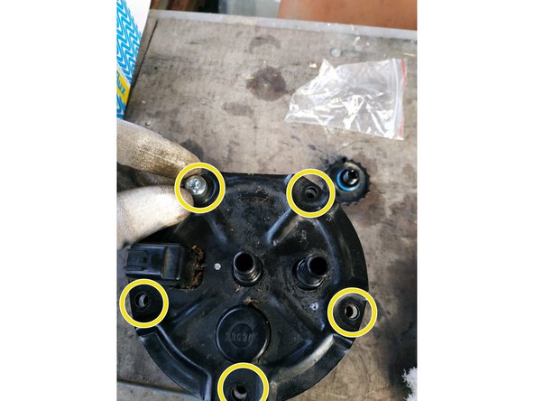 visser les 5 vis du couvercle à la main