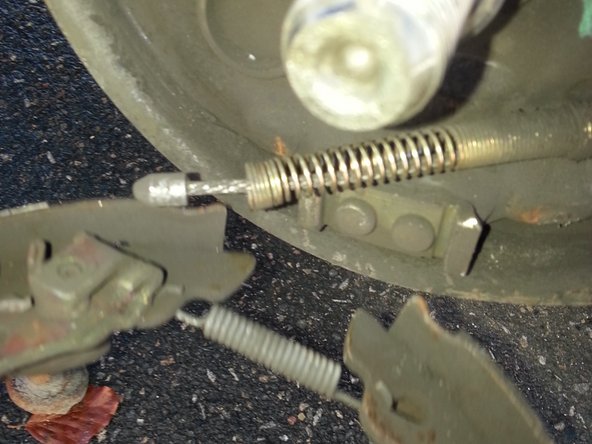 Il faut retirer la butée du câble de son guide (voir flèche rouge)