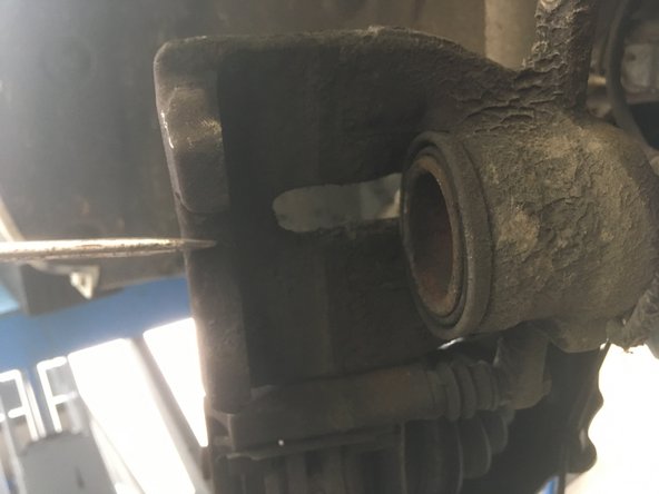 Repousser le piston à l'aide d'une pince multiprise