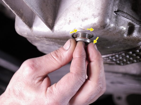 Serrer bien fort le bouchon avec le carré de vidange