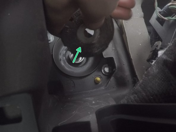 Retirer la rondelle se trouvant sous cet écrou