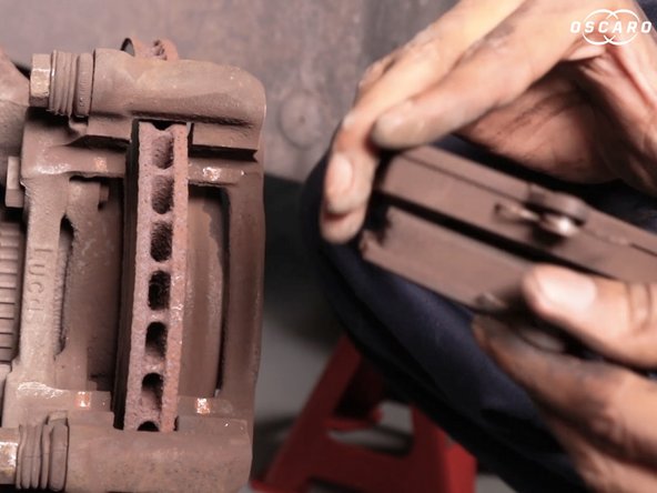 Retirer les deux plaquettes de frein