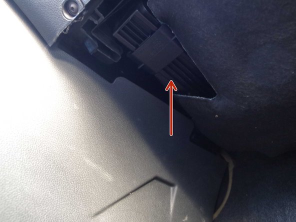 L'accès n'est vraiment pas évident, il va falloir vous contorsionner pour pouvoir le repérer, surtout que cette moquette le cache partiellement.