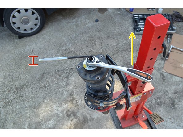 A l'aide d'une clé BTR de 7mm bloquez la tige.