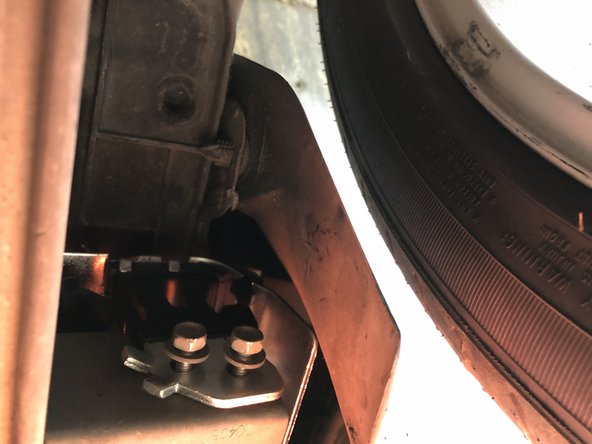 On positionne le nouveau silent bloc avec les boulons.