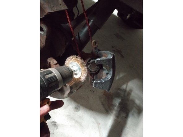 Nettoyer l'étrier de frein à l’endroit où son logé les plaquettes de freins à l'aide d’une brosse métallique.