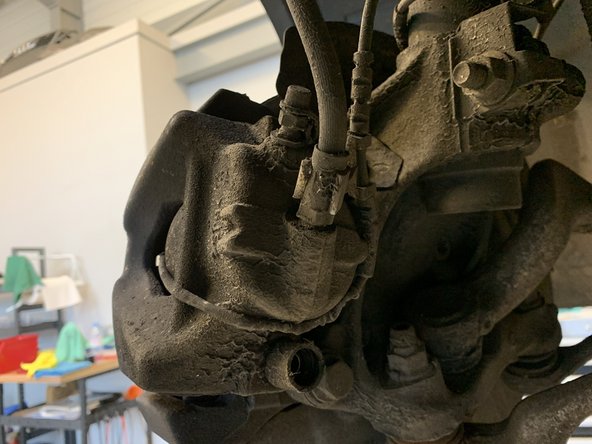 Déviser les deux vis l'étrier à l'aide de la BTR de 7