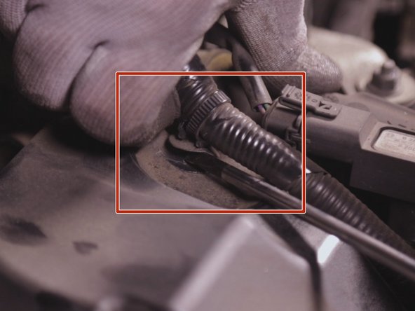 A l'aide d'un tournevis plat décrocher l’agrafe du faisceau