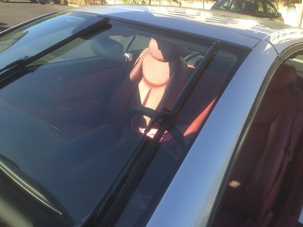 Repoussez le bras de l'essuie-glace afin que celui-ci revienne en contact avec le pare-brise.