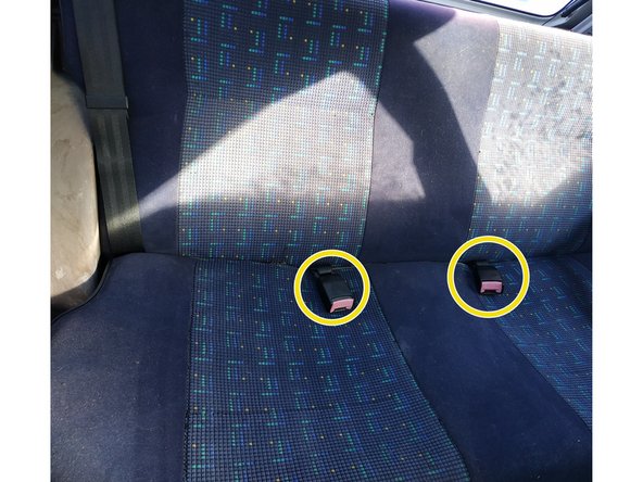 rabattre l'assise en veillant à ce que les ceintures ne restent pas dessous