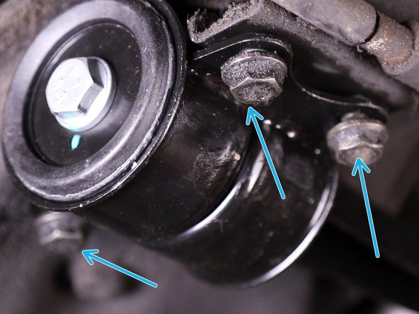 il faudra probablement secoué le moteur pour faciliter le positionnement des trois vis du support en le saisissent par le carter d'huile ou le tube d'échappement