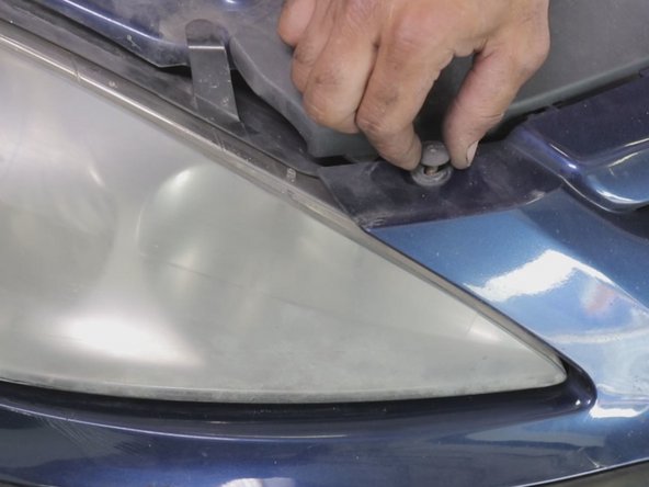 Dévisser et retirer les deux vis avec une clé Torx T30, selon le véhicule retirer aussi les trois vis ou agrafes placé en dessous au niveau du cache sous moteur