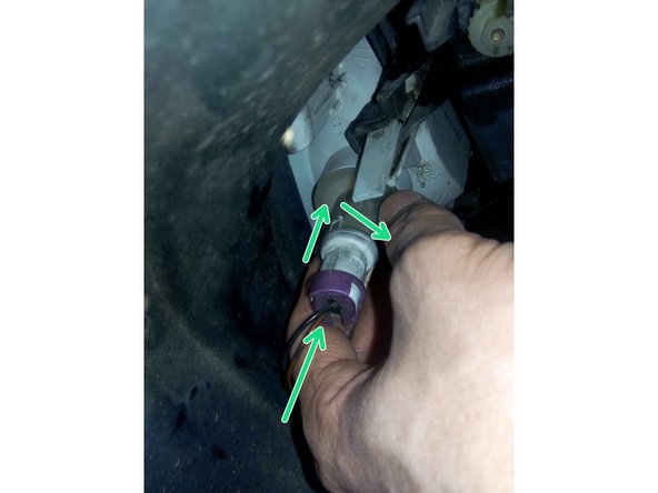 Faites correspondre les encoches du support et du clignotant