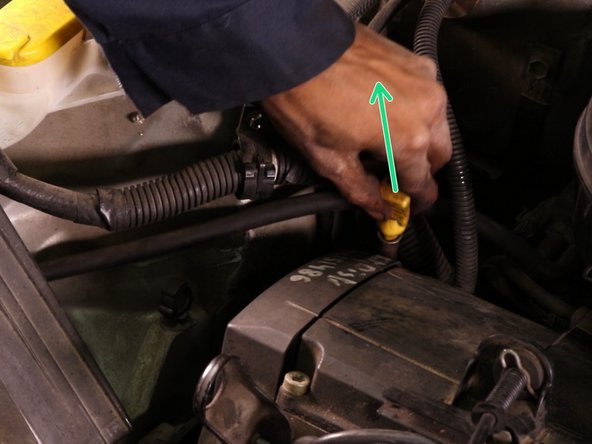 Après l’arrêt du moteur tirer la jauge d'huile