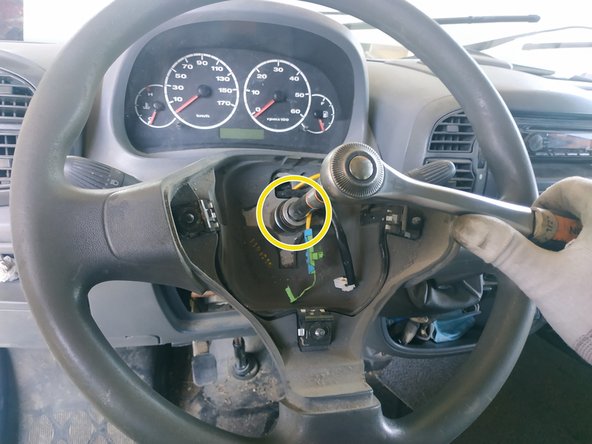 Faire passer les fils à travers le volant.