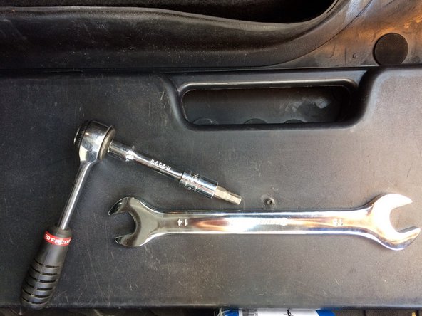 En bloquant à l'aide d'une clé six pans et d'une clé plate (clé de 14 ou 15), il faut dévisser le contre-écrou.