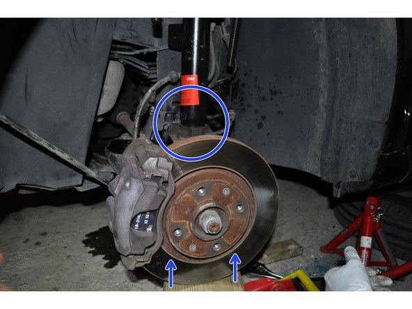 Engager l'élément de suspension dans le pivot jusqu'en butée. Poussez doucement vers le haut à l'aide d'un cric si nécessaire.