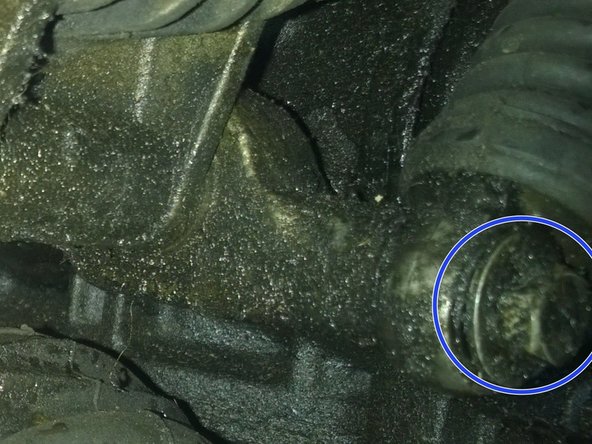 Retirer ensuite la vis fixée au bas du tendeur (photo 2) afin de pouvoir retirer l'ensemble