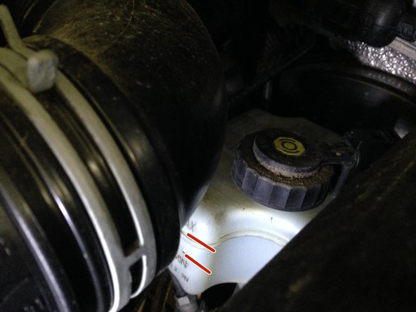 Pomper plusieurs fois sur la pédale de frein jusqu’à ce qu'elle devienne dur