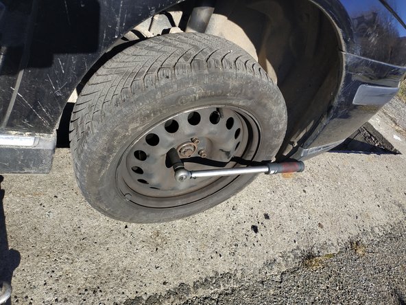 remonter la roue et serrer les goujons assez fort à la main