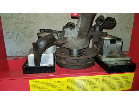 Faites en sorte que les cales porte sur l'arbre du moyeu et non pas sur le roulement.