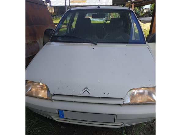 S'assurer que tout fonctionne avant de continuer : feux de position, croisement, route, clignotants.