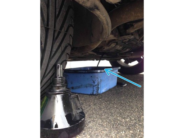 Laissez l'huile moteur se vider entièrement jusqu'à ce qu'elle ne coule plus.