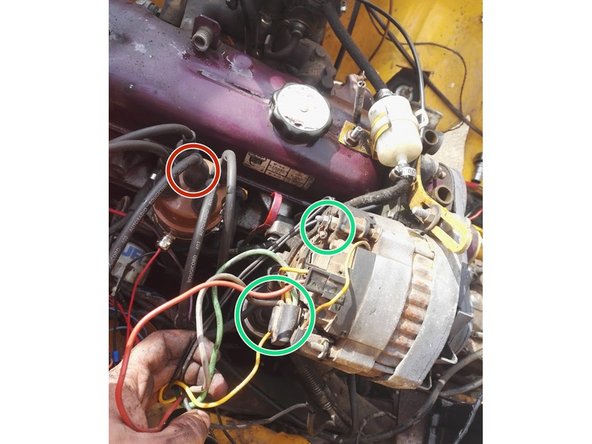 Déconnecter le faisceau électrique de l'alternateur