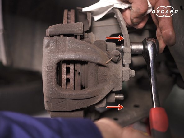 Dévisser les colonnettes avec un cliquet à embout allen de 7