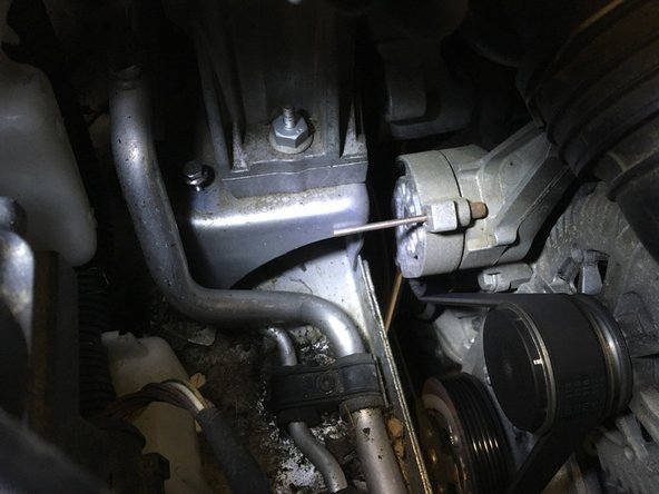 Insérer une pige pour bloquer le galet tendeur afin de retirer la courroie