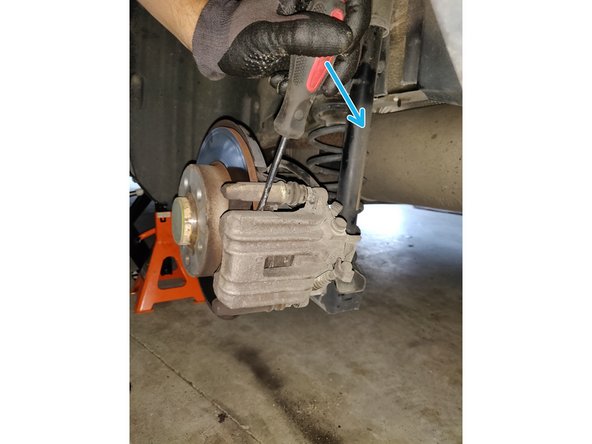 Démonter l'étrier à l'aide d'un tournevis