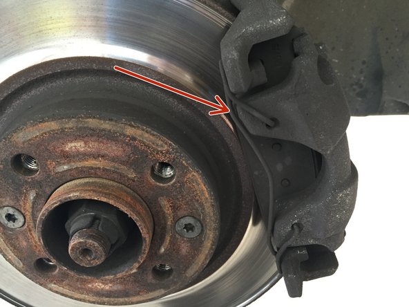 Retirer l’agrafe à l'aide du tournevis plat