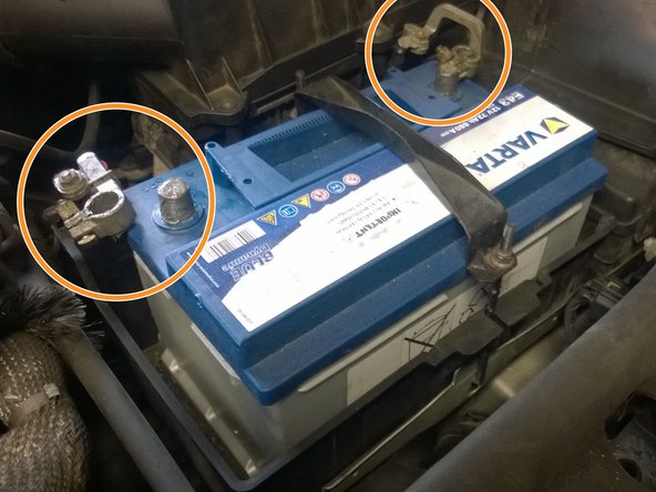Débrancher par précaution la batterie avant de démonter l'alternateur. Pour cela, enlever la borne négative puis la borne positive afin de ne pas faire court-circuit.