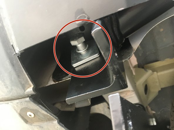 Installer l'attelage et insérer les deux vis avec rondelles à la place des vis de la traverse