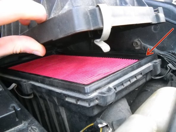 Positionner le nouveau filtre dans la boite à air