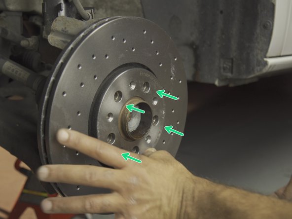 Aligner les trous du disque avec ceux du moyeu en faisant tourner le disque sur le moyeu