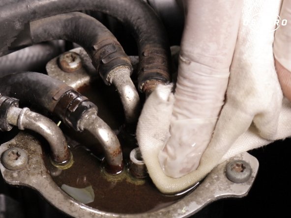 A l'aide d'un chiffon Éponger le carburant sur le couvercle