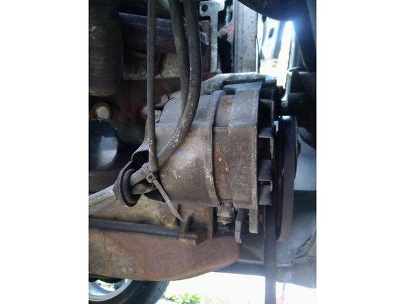 Pousser l'alternateur vers le moteur pour dégager la courroie