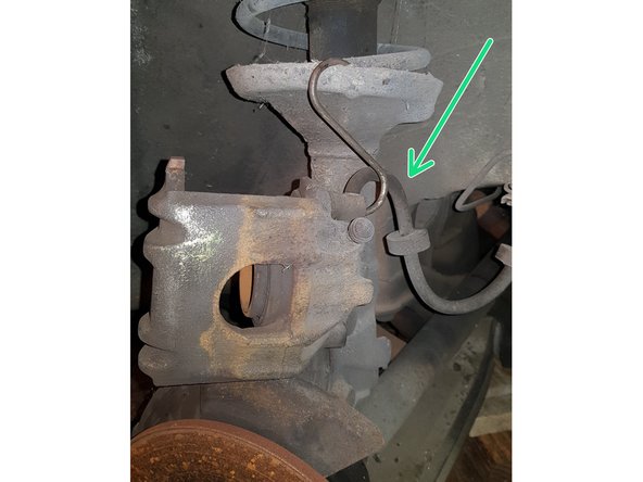 Reliez l'étrier au ressort.