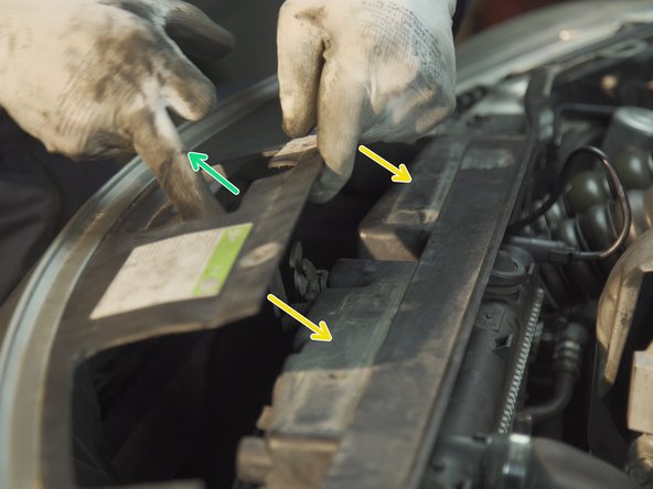 Replacer le dessus du pare-choc en faisant passer le système d'ouverture