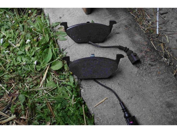 Sur la 2ème photo, vous voyez que malgré que le témoin d'usure ait indiqué qu'il était temps de penser à changer les plaquettes, on avait encore un peu de marge !