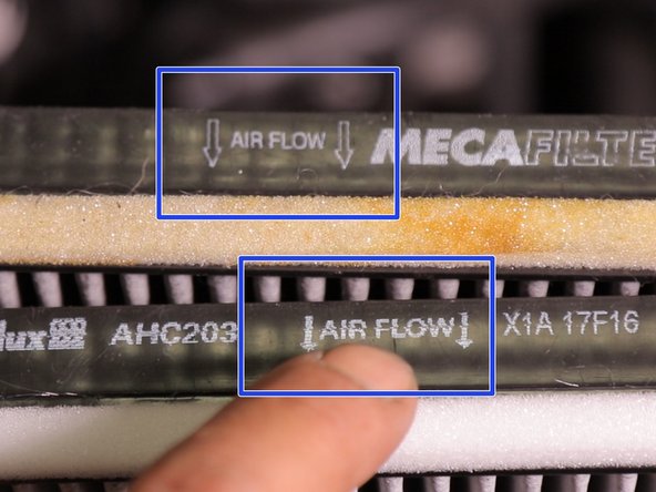 Bien repérer le sens de montage du filtre avec les flèches inscrites sur le coté du filtre