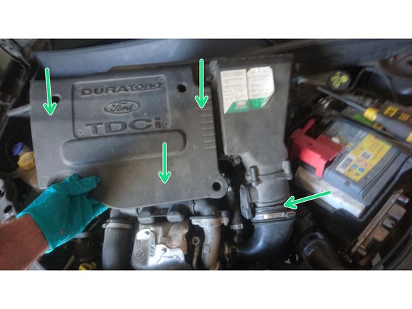 Puis repositionner le cache moteur en emboitant la durite d'admission et en appuyant vers le bas pour le remboîter.