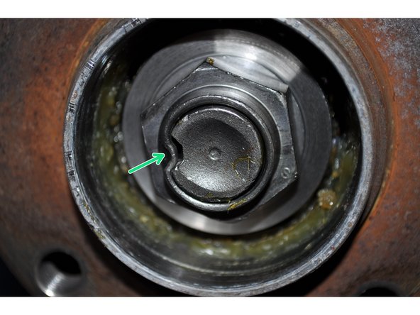 L'écrou possède une encoche pour l’empêcher de se dévisser.