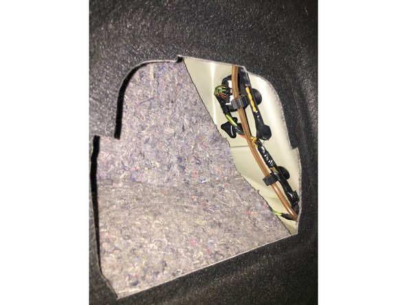 Voici donc la trappe on y vois le connecteur et une vis triangulaire